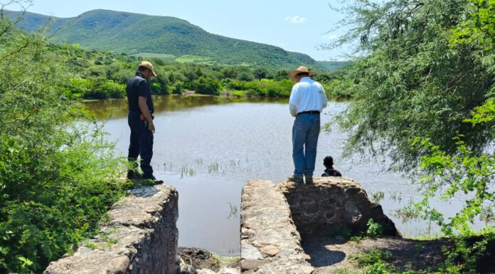 Retiran muro de bordo en Galvanes para evitar inundación