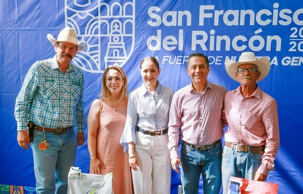 Entrega Toño Marún maíz mejorado a campesinos de San Francisco