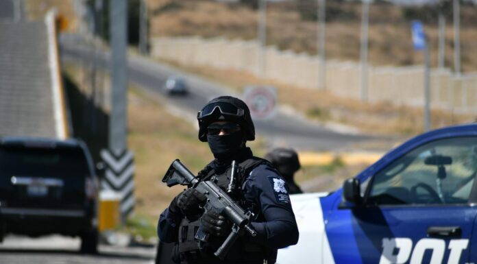 Policía estatal recupera cargamento de chanclas