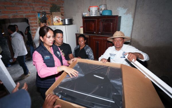 La gobernadora Libia Dennise García, supervisó la entrega de enseres para la reconstrucción de hogares y viviendas en San Pedro de Ibarra. Foto: Cortesía