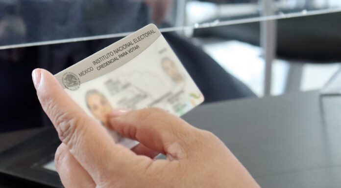 Invita INE a residentes en el exterior a tramitar su credencial electoral