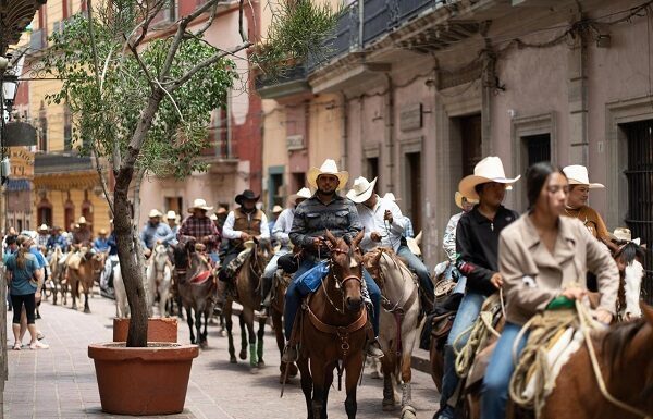 Acuden 500 jinetes a la cabalgata de San Ignacio al cerro de la Bufa