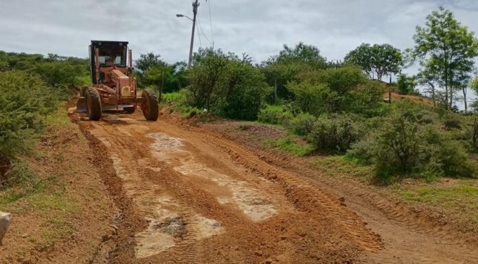 Mejoran 114 kilómetros de caminos rurales por lluvias en la capital