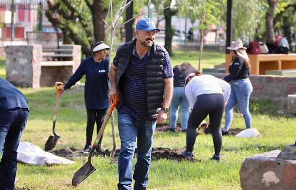 Reforestan deportiva Enrique Fernández Martínez en León