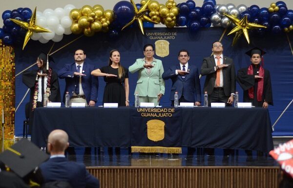 Celebra Melanie Murillo con graduados de Prepa Oficial en Silao