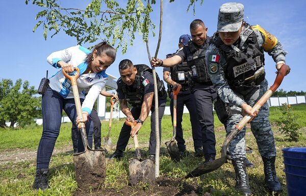 Se suma León a reforestación dentro en cuartel de Guardia Nacional