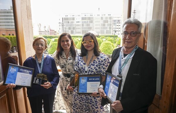Entregan reconocimiento “Soy de León” a tres ciudadanos ejemplares