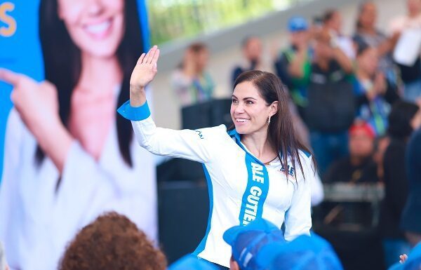 Entrega Ale Gutierrez apoyos en la Delegación Coecillo de León