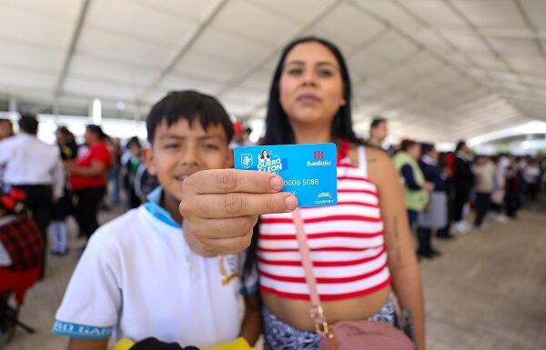 León incentiva a estudiantes con las becas por desempeño