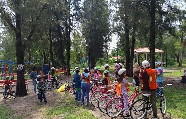 León emprende nueva estrategia para la integración: La Bici Escuela