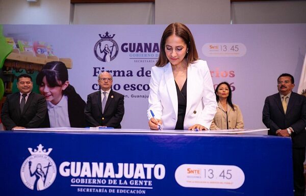 Firma Libia Dennise calendario escolor para Guanajuato