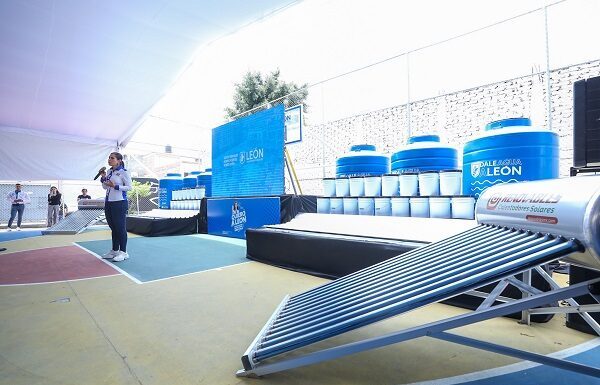 Fortalece León economía familiar con entrega de calentadores solares