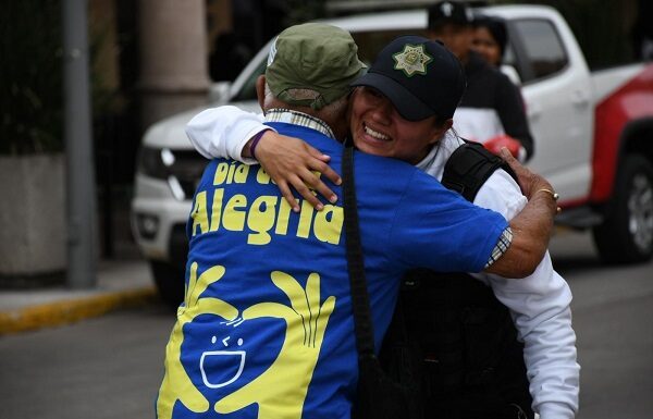 Adoltos mayores regalan sonrisas en el corazón de Irapuato