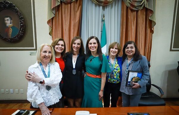 Entregan Soy de León a mujeres por su entrega y ejemplo a la ciudad