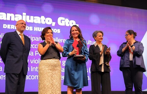 Recibe Samantha Smith premio Alcaldes de México