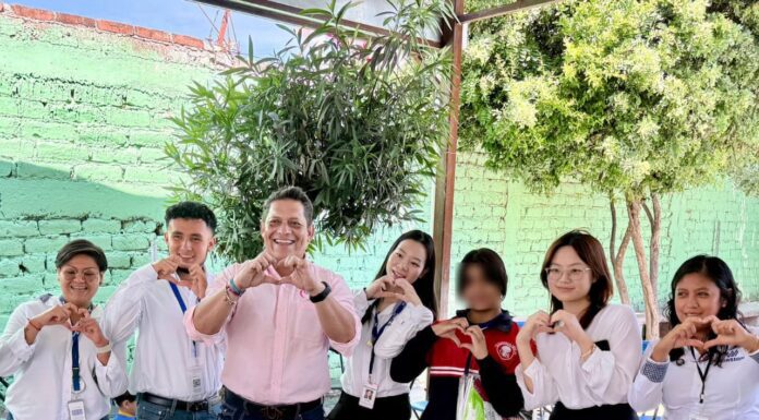 Entrega DIF de Silao y empresa Waison útiles escolares