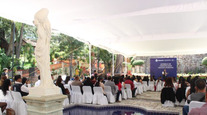 Entrega DIF estatal certificaciones en crianza positiva a facilitadores en Silao