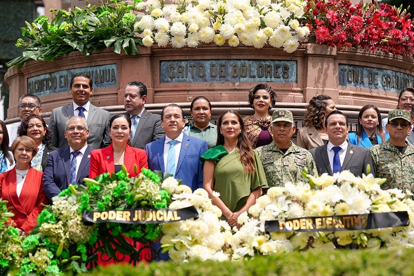 Autoridades realizaron una Guardia de Honor en el Hemiciclo al Miguel Hidalgo, padre de la Patria. Foto: Espcial