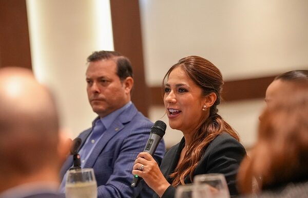 Reconoce Libia Dennise labor de empresarios leoneses