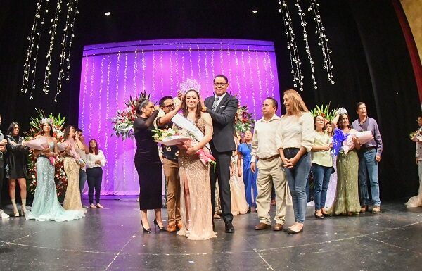 Coronan a Frida I como Reyna de las Fiestas de San Miguel
