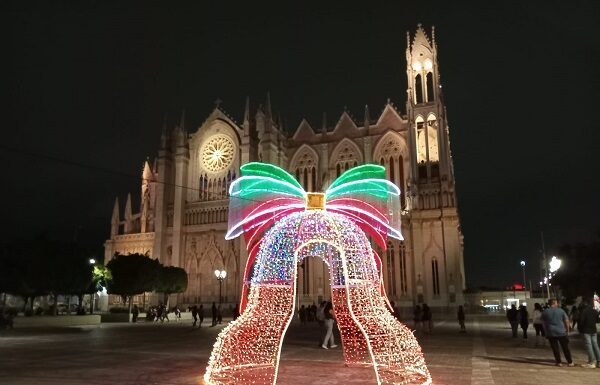 León se ilumina con los colores de la Independencia Nacional