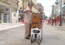 Héctor Gallardo, organillero que regala notas de nostalgia en el Centro de León