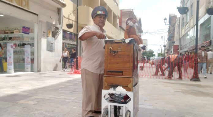 Héctor Gallardo, organillero que regala notas de nostalgia en el Centro de León