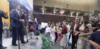 Diputados de Morena paran sesión para bailar con la Sonora Santanera