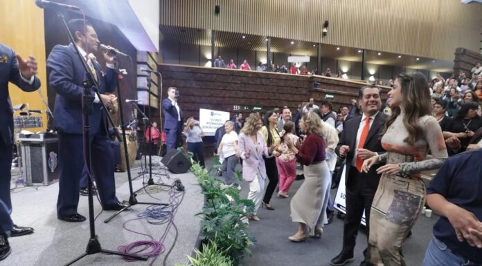 Diputados de Morena paran sesión para bailar con la Sonora Santanera