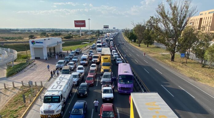 Protesta de agricultores paraliza arterias de Guanajuato