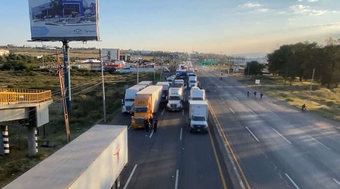 Entre cansancio, riesgos y miedo, pasan horas ciudadanos en bloqueos