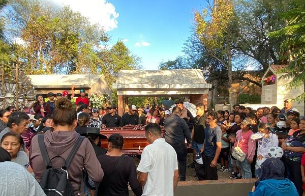 La voz de Nico se hizo presente en las gargantas de su comunidad