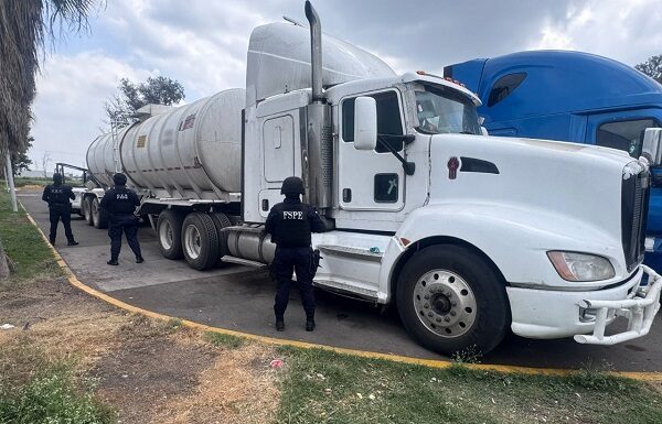 Policía estatal asegura tractocamión con 30 mil litros de huachicol