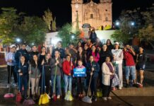 Al lado de la gente, Samantha Smith embellecen Plaza de Valenciana