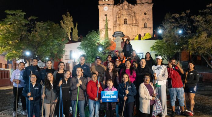 Al lado de la gente, Samantha Smith embellecen Plaza de Valenciana