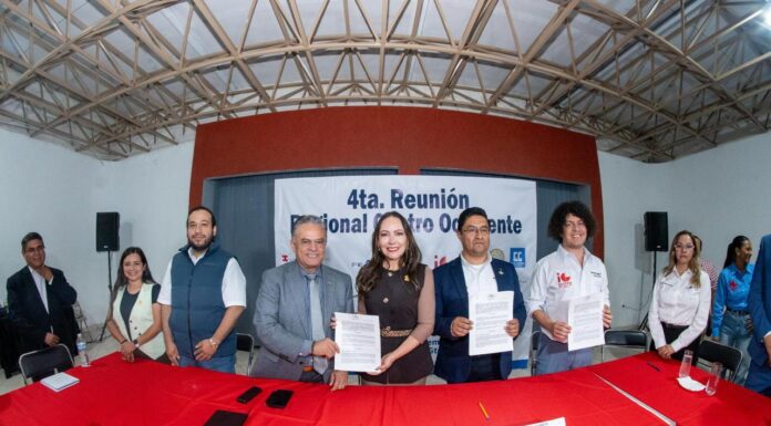 Samantha Smith firma convenio de colaboración con Colegio de Ingenieros Civiles