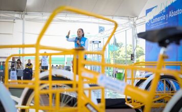 Entrega Ale Gutiérrez apoyos a comerciantes en León