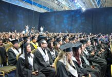 Libia Dennise es madrina de generación de egresaros de la UVEG