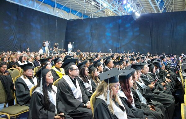 Libia Dennise es madrina de generación de egresaros de la UVEG