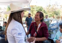 Entrega Samantha Smith apoyos en la zona rural de la capital