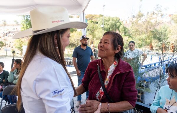Entrega Samantha Smith apoyos en la zona rural de la capital