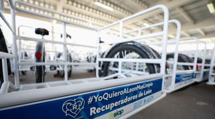 Entrega Ale Gutiérrez apoyos a recuperdores de desechos urbanos