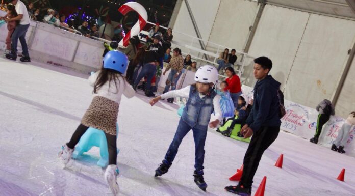 Por primera vez disfrutan familias de Silao de pista de hielo