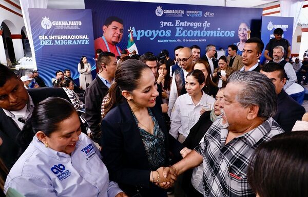 Entrega Libia Dennise apoyos a migrantes en Guanajuato