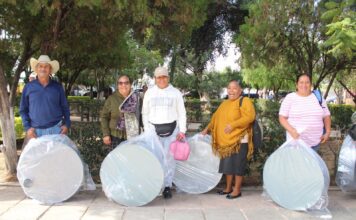 Entregan en Silao estufas ecológicas