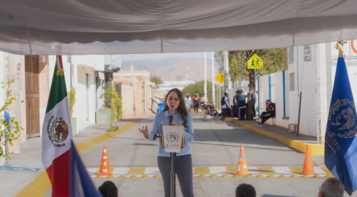 Entrega Samantha Smith calle en comunidad de Puentecillas