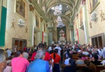 Veneran a la Vírgen de Guadalupe miles de leoneses