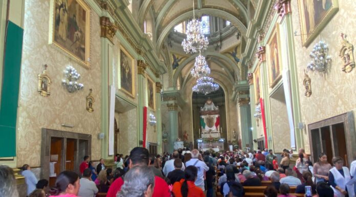 Veneran a la Vírgen de Guadalupe miles de leoneses