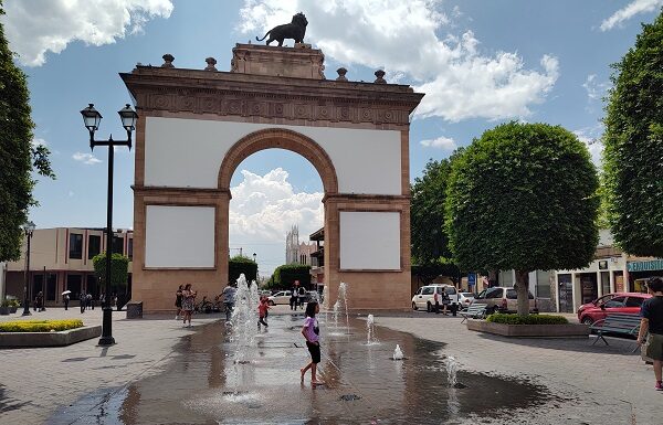León refuerza políticas públicas para atender a infancias y adolescencias