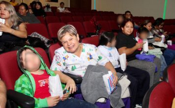 Disfrutan en Silao de cine gratis por temporada navideña